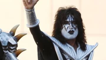 KISS初代ギタリストのエース・フレーリーさん死去、74歳　家族がSNSを通じて公表