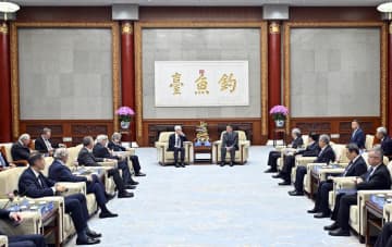 何立峰氏、清華大学経済管理学院顧問委員会の代表と会見