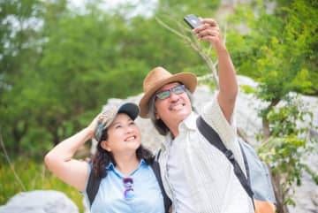 定年後、毎月のように「旅行」に行く両親。年金暮らしでも“余裕がある”のでしょうか？ 夫婦2人の平均収支とは
