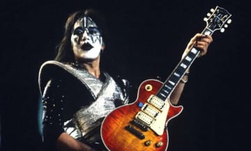 KISSのオリジナル・リードギタリスト、エース・フレーリーが74歳で逝去。その功績を辿る