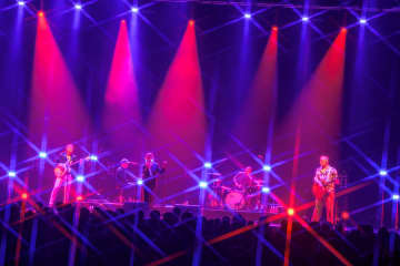 カーディガンズ、12年ぶりの来日公演ライヴ・レポートが公開。セットリストがプレイリストに