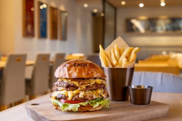 【有明】開業1周年記念！ダブルツリーbyヒルトンが「肉4枚重ね」の超贅沢バーガー発売！注文でワンドリンク無料サービス！
