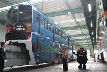 多摩モノレールにジブリ「平成狸合戦ぽんぽこ」フルラッピング登場！小池都知事が出発合図