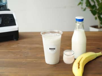 絶品バナナミルクスムージーが今だけ220円！SMPL CAFEが来店1万組突破を記念して感謝キャンペーンを開催！　～美容カフェの常識を覆す「続けやすくおいしい」健康志向カフェが、人気のバナナミルクスムージーを特別価格で提供～
