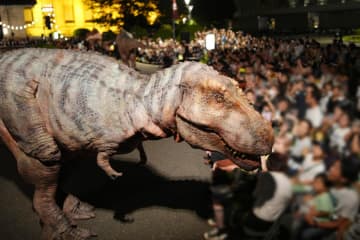 「恐竜大夜行 2025」リアルな恐竜たちが練り歩く夜のパレード、東京国立博物館で