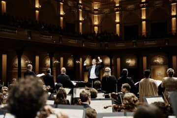 クラウス・マケラ指揮コンセルトヘボウ管との初共演盤『マーラー《千人の交響曲》』日本＆韓国限定でCDリリース決定