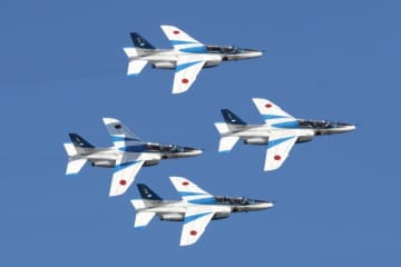 入間航空祭2025、展示飛行はC-2空挺降下で開幕予定！ ブルーインパルスも飛翔