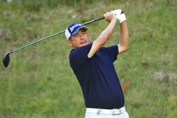 高橋竜彦が首位スタート エージシュート達成の倉本昌弘が2打差3位、宮本勝昌6位