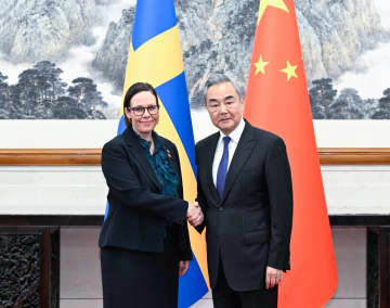 王毅氏、スウェーデン外相と会談