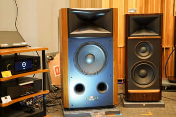 JBL、スタジオモニター最上位「MODEL 4369」世界初公開。伝統のブルーバッフル×最新ユニット