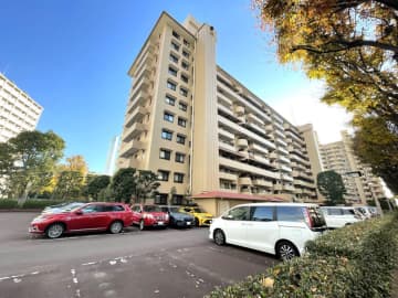 多摩川ハイム3号棟 8階｜多摩川河川敷まで徒歩2分。多摩川ビューの緑と開放感に包まれる日常。ゆとりの20帖のLDK、12帖の主寝室。2面採光で陽当たり良好な住戸