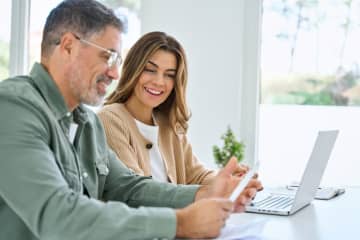 58歳、「再雇用制度」の説明を受けました。雇用条件が変わるので正直迷っているのですが、再雇用制度を利用する人はどのくらいいますか？