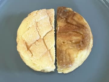 【ファミマの新作】メロンパンをひっくり返すと？　隠されていた『仕掛け』にハマる！