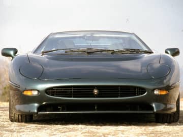 ジャガー XJ220は、最高速度220mphを目指した同社初のスーパーカー【スーパーカークロニクル・完全版／037】
