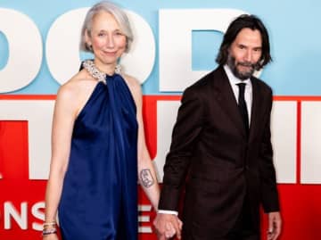 キアヌ・リーヴス、恋人とレッドカーペット登場でラブラブ　“偽”結婚報道にも言及