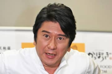 「もう幸せで幸せで」川崎麻世は２１歳年下妻にデレデレ　プロポーズは「してない」