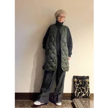 【50代】画像でわかる！ 黒パンツ×スニーカーのコーデ16選｜おしゃれな大人女性の着こなしまとめ