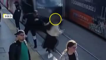 イヤホン装着で気づかず接近する電車の前へ…間一髪で女性を引き寄せ無傷　警備員「やるべきことをしただけ」トルコ