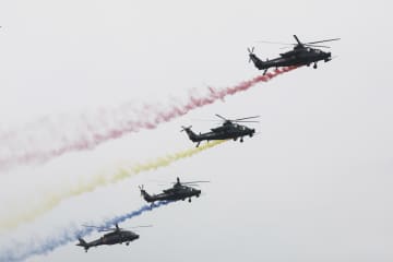中国陸軍、国際ヘリ博覧会でアクロバット飛行を披露　天津市