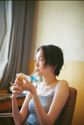 無二の存在で注目を集める女優・尾碕真花の飾らない姿 6年ぶり2nd写真集が12月12日発売
