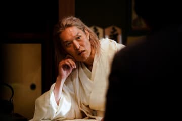 危険な宗教家・阿闍梨(千原ジュニア)の狂気が炸裂！魂を“宇宙に飛ばす”儀式が始まる『次元を超える』本編映像