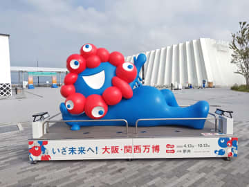 万博“寝そべりミャクミャク像”、再び大阪市役所前にお引越し。設置は12月26日まで
