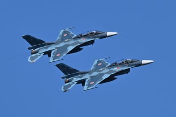 今年もスーパーGT最終戦で航空自衛隊F-2B戦闘機が歓迎フライト。決勝直前のもてぎ上空を飛行