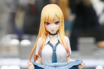 テレながらスカートをめくる姿がかわいい！「その着せ替え人形は恋をする 喜多川海夢」【あみあみ展示撮り下ろし】ドキドキのシーンをフィギュアで再現