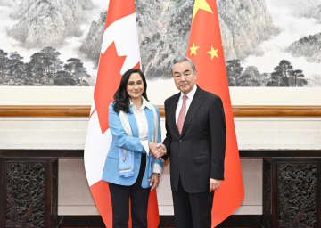 王毅氏、カナダ外相と会談