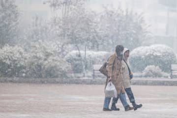 中国黒竜江省各地で降雪　雪化粧の街