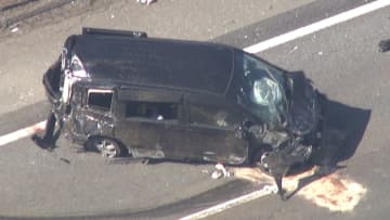 関越道で車と大型トラックが衝突し20代と60代の男性2人死亡　下りの一部区間で5時間通行止め