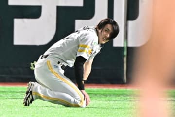 【パＣＳ】ソフトバンク・周東佑京〝決死のダイブ〟実らず地面に体強打　背部痛抱えながらフル出場