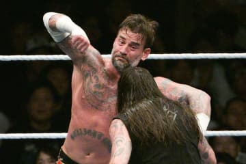 【ＷＷＥ】CMパンク 14年ぶり来日試合で大暴れ !　窮地にはイヨ・スカイも援軍「アリガトウ！」