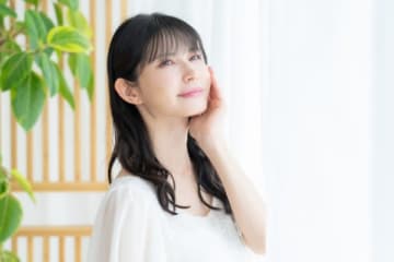 美肌自慢の40代女性、物価高でデパコスやめる → ドラッグストアの「1000円以下の化粧水」に格下げも満足げなワケ