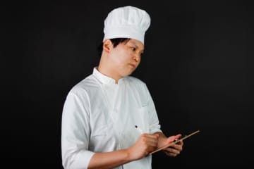 「オレの日給は杏仁豆腐6個かよ！」高級ホテルで15時間労働、日給5000円に絶望　ある男性の回想