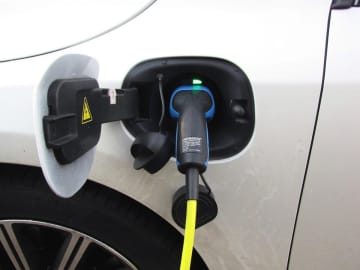 中国の科学者が固体電池の難関を突破、新エネ車の航続距離は1000キロの壁突破へ―香港メディア