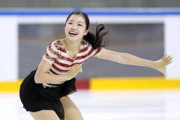 17歳中井亜美が首位発進　フィギュアGP、りくりゅう首位