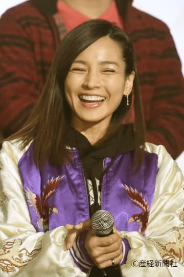 制服姿にドキッ…国仲涼子、46歳の“奇跡の透明感”が止まらない