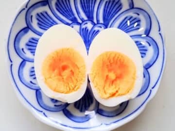 ゆでたまごをスパッとキレイにカットする裏ワザ。可愛すぎる！お花の飾り切りのやり方も♪