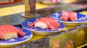 回転寿司店で “素手” ですしを触って醤油ボトルを舐めた女子高生 その後SNSで『実家や学校まで特定』されネットで大問題に ネットでコメント殺到「同級生がバラしたんだろうな。顔は見えなくても姿や身なりから名前がわかるだろうし」「今頃、二人の親も含めて罪のなすりつけ合いで凄いことになっていそう」