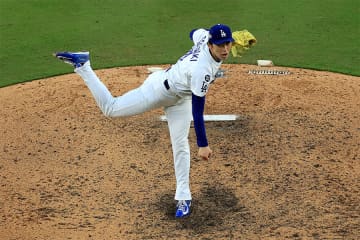 大谷翔平が8試合ぶり長打で先制機演出！佐々木朗希は最速160キロ締めでセーブ ドジャースが3連勝でWS進出に王手
