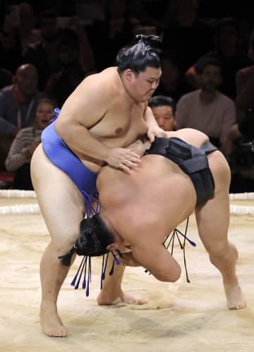 大の里、豊昇龍が3連勝　ロンドン公演3日目