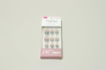 えっダイソーで200円だと？！専門店も真っ青な値段…貼るだけでサロン級♡本格ネイルチップ