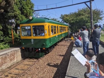 廃止から26年、新潟交通線の電車が今、よみがえる　「走れ！かぼちゃ電車2025」を現地取材【コラム】