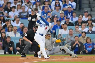 大谷翔平、3者連続三振後に先頭打者HR！　NHK解説も沈黙→「目の覚めるような一発」　速度187km＆飛距離136mの衝撃弾