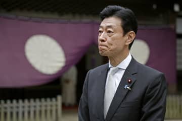 西村元経産相が靖国参拝　「世界平和と安定に力尽くす」
