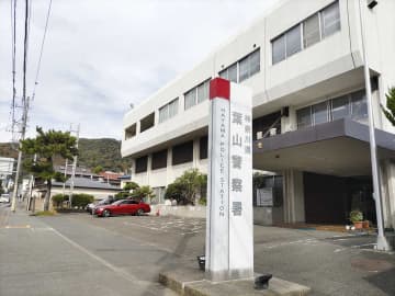葉山の国道交差点　信号待ちの中学生をはねて逃走　容疑で軽トラック運転の男を逮捕　