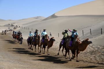 中国敦煌の鳴沙山・月牙泉風景区、秋の観光シーズンに