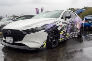 常闇トワ様の「マツダ3」に輪堂千速のヤマハバイクも！岐阜に集まったホロライブの痛車・痛バイクまとめ【第九回 天下無双 東西最強痛車決戦 フォトレポ】