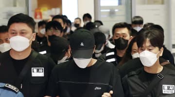 韓国人64人、詐欺疑いで送還　カンボジア拠点、機内拘束